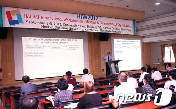 4일 한밭대학교 S2동 4층 컨벤션홀에서 개최된 ‘제약산업 발전을 위한 국제 제약결정화 기술 워크숍’에서 독일 울리히 교수(마틴루터대학교)가 주제 논문발표를 하고 있다.© News1 