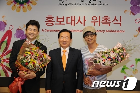 사진 왼쪽부터 반크 박기태 단장, 강운태 광주시장, 영화배우 박철민씨./사진제공=광주시 © News1 