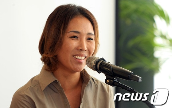                                                             어머니로부터 많은 영감을 받아서 항상 감사함을 느낀다며 소감을 발표하는 황지해 작가 © News1 김태성 기자