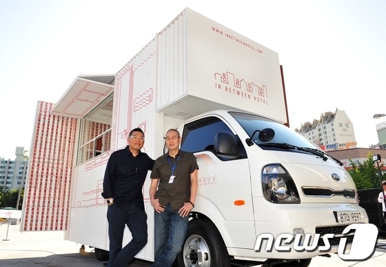 기아자동차가 설치미술가 서도호 작가와 함께 광주비엔날레기간 운영할 이동식 '틈새호텔' 차량./사진제공=기아차 광주공장 © News1 