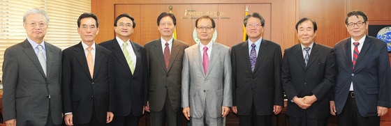 건국대는 6일 오후 서울 광진구 더 클래식 500에서 정년퇴임식 겸 명예교수 추대식을 진행했다. 사진 왼쪽부터 구자현, 박동기, 유일상, 오성삼 명예교수, 송희영 총장, 육완방, 한득영, 장상근 명예교수. (사진=건국대학교) © News1 