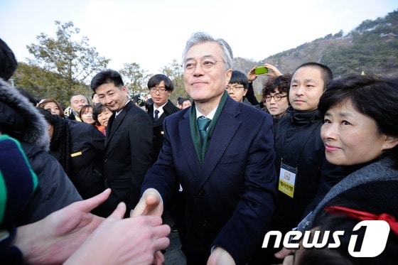 민주통합당 문재인 전 대선후보가 계사년 새해 첫날인 1일 오전 경남 김해시 봉하마을 노무현 전 대통령 묘역 참배를 마치고 지지자들과 인사를 나누고 있다. 이번 참배행사에서는 노건호씨와 이병완 노무현재단 이사장, 참여정부 인사, 전국에서 모인 지지자들을 비롯해 많은 인파가 모였다. 2013.1.1/뉴스1 © News1 전혜원 기자