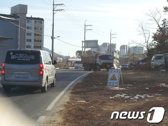 사천시 시도1호선 확장·포장공사가 안전요원 한명 없이 진행되고 있다.덤프트럭이 도로 앙선을 침범해 운전자들을 위협하고 있다.© News1김동수 기자