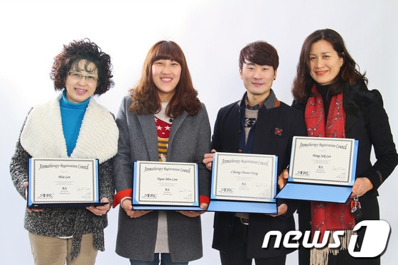 광주대 대체의학과 이미아·임현민·강충환·이행숙(사진 왼쪽부터) 학생이 최근 국제아로마테라피스트 자격시험에 합격했다.© News1 