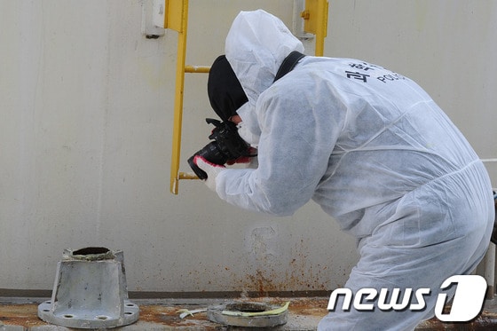 14일 오전 경북 상주시 웅진폴리실리콘 염화수소 누출에 관한 감식을 하기 위해 국립과학수사연구원들이 사고현장 감식을 하고 있다. 경찰은 감식결과를 토대로 회사 측의 과실 여부가 있는지 관계자를 불러 조사할 예정이다. 2013.01.14/뉴스1 © News1 김대벽 기자