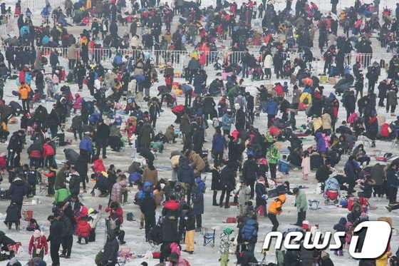 가평 자라섬씽씽겨울축제가 관광객들의 폭발적인 인기를 얻고있다. 사진은 축제장 송어낚시터 전경. /사진제공=가평군 © News1  