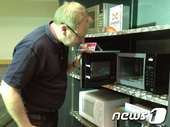 영국의 소비자정보지 '위치'로부터 '베스트 바이' 제품으로 선정된 대우일렉의 전자레인지를 현지 외국인이 살펴보고 있다.(사진=대우일렉)© News1  