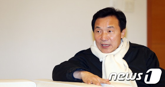 손학규 민주통합당 상임고문이 지난 1월 15일 독일 연수를 떠나기 전 인천국제공항에서 취재진의 질문에 대답하고 있다. 2013.1.15/뉴스1 © News1 송원영 기자