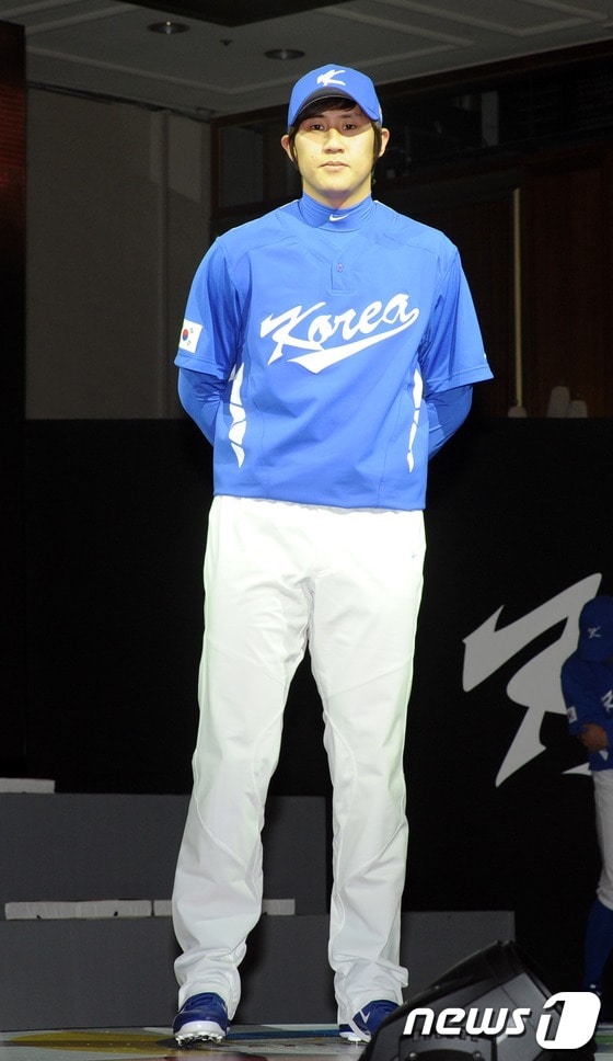 지난 15일 오후 서울 역삼동 르네상스호텔에서 열린 WBC 국가대표팀 출정식 및 유니폼 발표회에서 포즈를 취하고 있는 이용찬.© News1 허경 기자