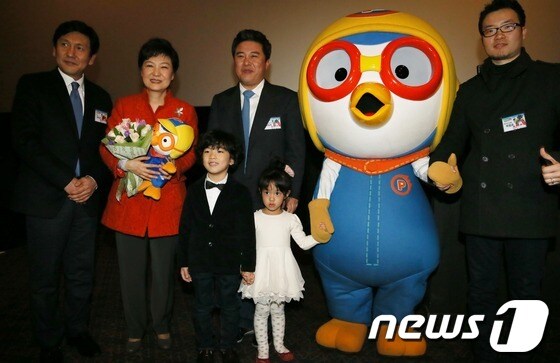 박근혜 대통령 당선인이 16일 서울 왕십리 CGV에서 열린 만화영화 ‘뽀로로’ 시사회에 참석해 어린이들로부터 꽃다발을 선물받고 기념촬영을 하고 있다. 왼쪽부터 정태성 CJ E&M 영화사업부문 대표, 박 당선인, 김일호 뽀로로 제작사 오콘 대표, 박영균 감독. 2013.1.16/뉴스1 © News1 인수위사진기자단