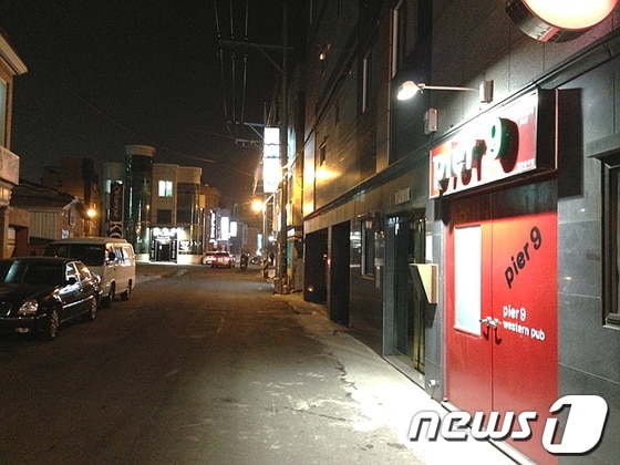 울산 동구 방어동에 외국인 바(bar)가 집중적으로 몰려 있는 한 골목. 주 도로와 떨어진 작은 골목지지만 오른쪽에 보이는 'pier9'을 비롯해 총 4곳의 외국인 바가 몰려 있다.© News1 이상길 기자
