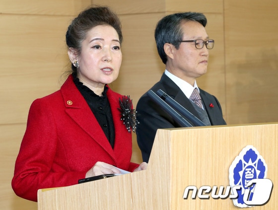 권도엽 국토해양부 장관(오른쪽)과 유영숙 환경부 장관이 18일 오전 서울 세종로 정부서울청사에서 열린 '4대강 관련 합동브리핑'을 하고 있다. 감사원은 지난 17일 4대강 살리기 사업에 대해 설계의 잘못으로 16개의 보의 안전성에 결함이 발견됐고 수질악화의 우려가 제기되고 있으며 홍수를 막기 위한 준설계획 역시 비현실적이라는 결과를 내놓았다. 2013.1.18 머니투데이/뉴스1 © News1