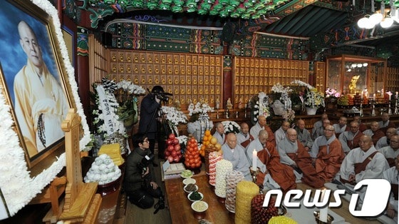 20일 서울 정릉 경국사 관음전에서 한국불교를 대표하는 학승이자 조계종 총무원장을 지낸 지관스님의 열반 1주기 추모다례제가 봉행되고 있다. 2013.1.20/뉴스1 © News1 손형주 기자