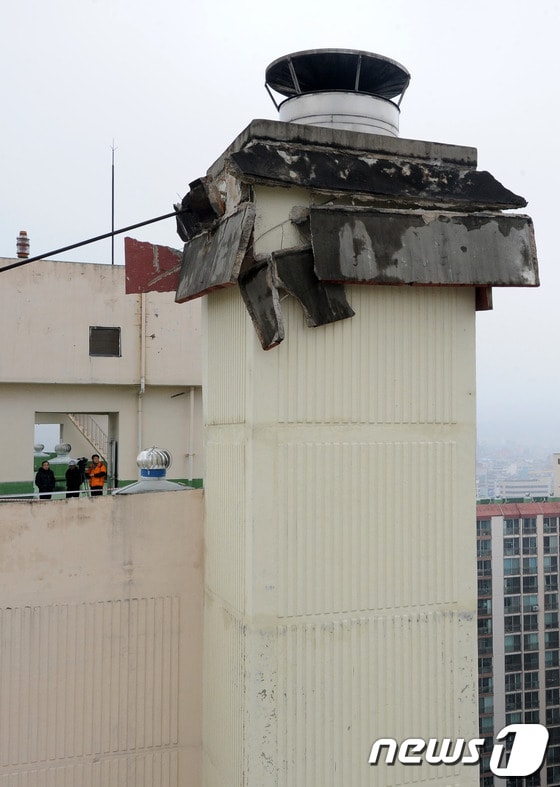 22일 오후 1시경 전북 전주시 진북동 우성아파트 117동 건물 옥상에 설치된 굴뚝이 무너져 아슬아슬하게 걸려 있다. 2013.01.22/뉴스1 © News1   김대웅 기자