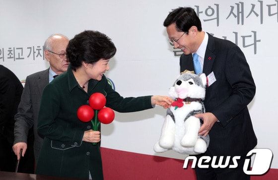 23일 박근혜 당선인이 서울 삼청동 대통령직인수위원회를 찾아 사회복지공동모금회에 성금을 전달하고 홍보대사인 브라우니 인형을 만지며 