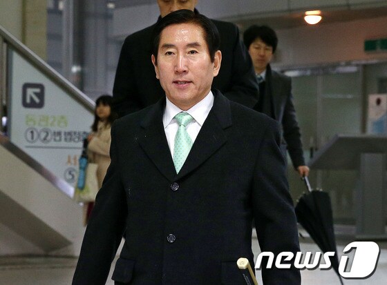 23일 오후 고 노무현 전 대통령에 대한 차명계좌 발언으로 사자(死者) 명예훼손 혐의로 불구속 기소된 조현오 전 경찰청장이 3차 공판에 출석하기 위해 서울 서초구 중앙지법으로 출두하고 있다. © News1 박세연 기자