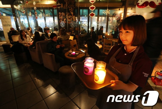 23일 저녁 서울 노원구 상계동 와우 쇼핑몰 탐앤탐스 커피숍이 '사랑의 불끄기 카페'에 동참해 일부 조명을 소등하고 촛불을 켠채 운영되고 있다. 서울시는 ‘사랑의 불끄기 카페’를 커피전문점과 제과점 중 에너지 절약 자율목표를 정하고 이를 실천하고 있는 가게를 중심으로 조성할 계획이다. © News1 송원영 기자