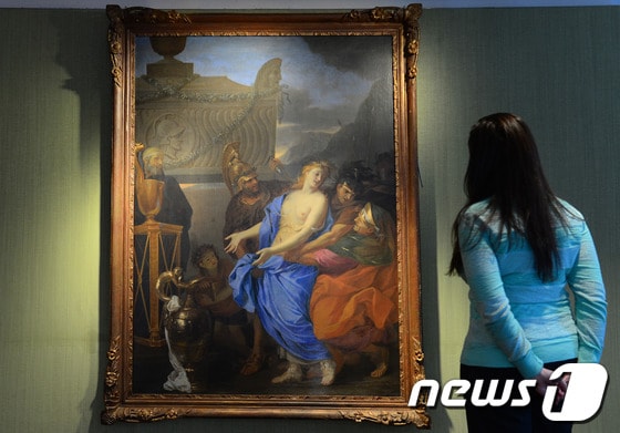 프랑스 리츠호텔 보수 공사 중 스위트룸에서 17세기 유명화가 샤를 르브룅의 초기 작품이 발견됐다. 크리스티 경매장 직원이 '폴리크세나의 희생'으로 명명된 이 작품을 감상하고 있다. ©AFP=News1 