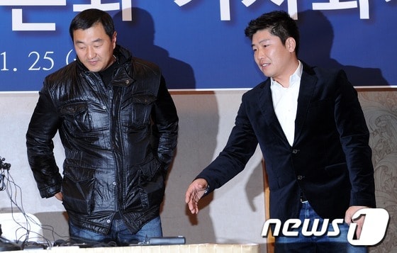 지난 1월25일 박재홍의 은퇴기자회견때 모습을 드러냈던 손민한(왼쪽). © News1 손형주 기자