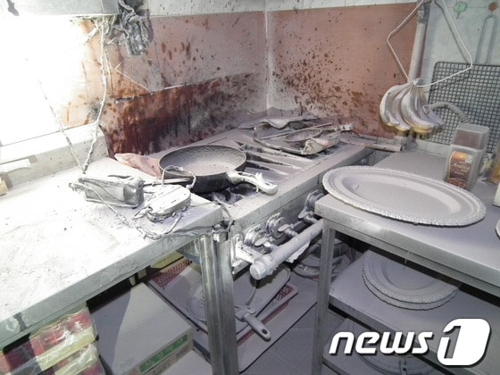 26일 울산 남구 삼산동 노래방 주방에서 식용유가 과열돼 화재가 발생했다. 불에 탄 주방 벽에 튄 식용유 자국이 선명하다. (울산시소방본부 제공) © News1