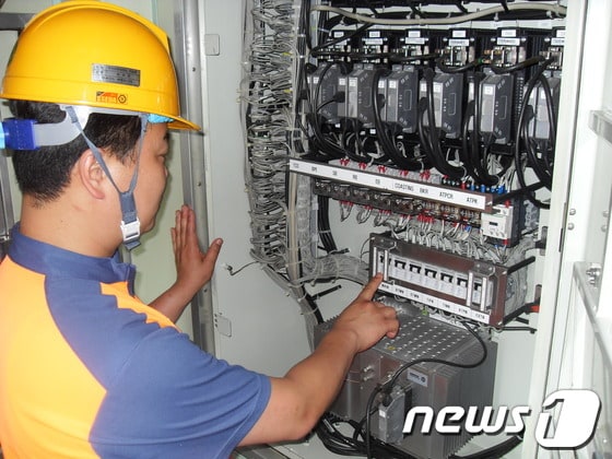 코레일 부산경남본부 차량처 직원이 일반열차 전기제어장치를 점검하고 있다.(코레일부산경남본부 제공)© News1 