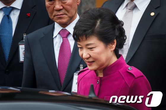 박근혜 대통령 당선인이 28일 오후 서울 삼청동 대통령직인수위원회에서 고용복지분과 업무보고를 받은 후 인수위를 나서고 있다. © News1 유승관 기자