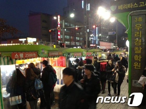 29일 저녁 서울 동작구 노량진로 일대에서 컵밥노점들이 영업을 하고 있다. © News1 김의진 기자 