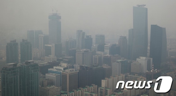 서울 여의도 63빌딩에서 바라본 여의도 증권가에 안개가 끼어 있다. 2013.1.30/뉴스1