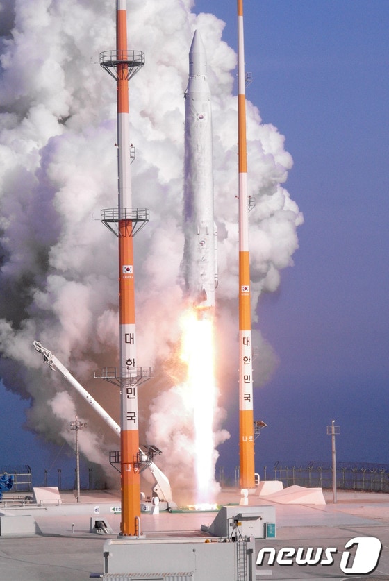한국 첫 우주발사체 나로호(KSLV-1)가 30일 오후 전남 고흥 나로우주센터에서 우주를 향해 날아가고 있다. (한국항공우주연구원 제공) © News1