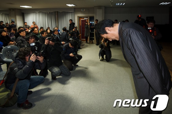 지난 1월 30일 경기 화성시 동탄1동 주민센터에서 열린 삼성반도체 화성공장 불산 누출사고 주민설명회에 참석한 삼성반도체 환경안전팀장 김태성 전무가 고개 숙여 인사하고 있다. © News1 유승관 기자