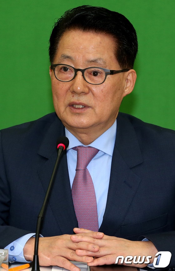 민주통합당 박지원 전 원내대표가 31일 오전 국회에서 열린 대선공약 실천회의에 참석해 모두발언을 하고 있다.2013.1.31/뉴스1 © News1 이광호 기자