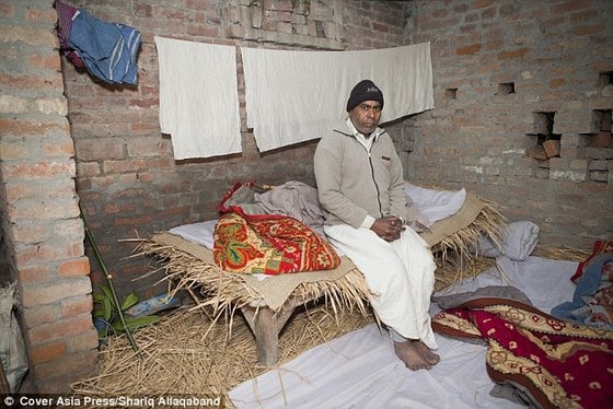 인도 북부 우타르 프라데시 주 자택에서 인터뷰중인 바드리 싱 판데이/사진=데일리메일 ©News1 