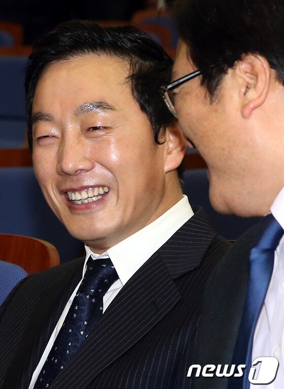 수감생활을 마치고 출감한 민주통합당 정봉주 전 의원이 9일 오전 서울 여의도 국회에서 열린 당무위원회-의원총회 연석회의에 참석해 우원식 원내수석부대표와 대화하며 활짝 웃고 있다.2013.1.9/뉴스1 © News1 이광호 기자