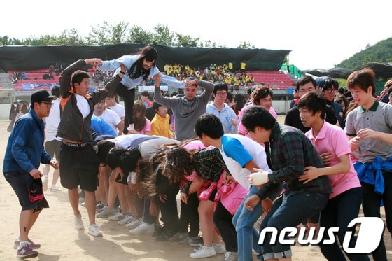 허리를 굽혀 다리를 만들면 그 위로 걸어가게 하는 '놋다리밟기' 놀이에 즐거워하고 있다.<국제대 제공>© News1 