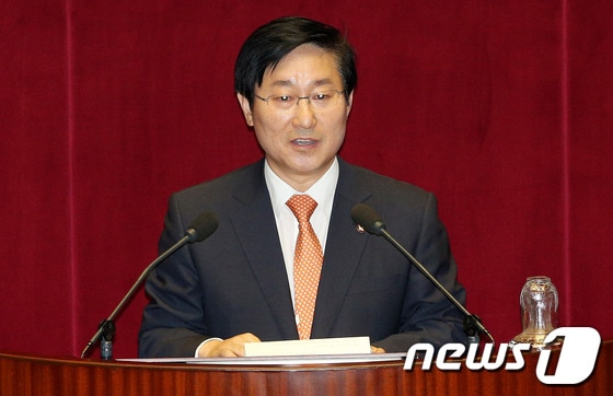 박범계 민주당 의원이 1일 오후 서울 여의도 국회에서 열린 본회의에서 긴급 현안질문을 하고 있다. 여야는 이날 긴급 현안질문에서 기초연금 공약 수정 논란과 채동욱 전 검찰총장 사퇴 등의 사안을 놓고 뜨거운 공방을 벌였다. 2013.10.1/뉴스1 © News1   오대일 기자