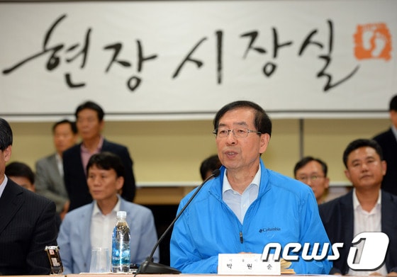 박원순 서울시장이 1일 오후 서울 용산구 효창동주민센터 대강당에 마련된 현장시장실에 자리해 주민들에게 인사말을 하고 있다. 2013.10.1/뉴스1 © News1   정회성 기자