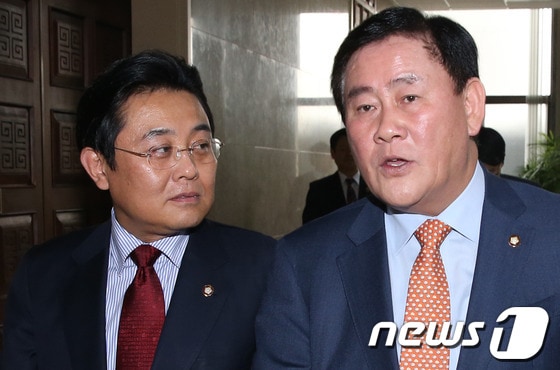 새누리당 최경환, 민주당 전병헌 원내대표가 10일 오후 서울 여의도 국회에서 열린 운영위원회 전체회의를 마치고 나오며 대화를 하고 있다. 2013.10.10/뉴스1 © News1 송원영 기자