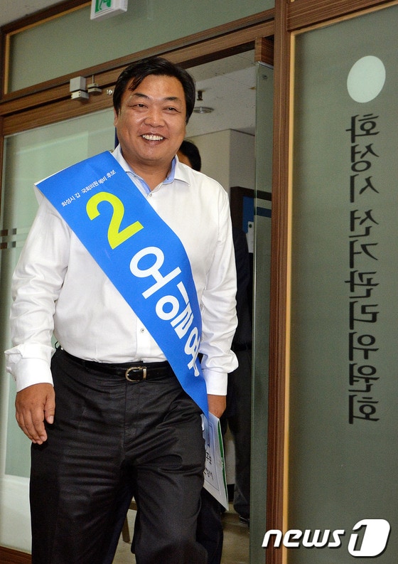 10.30 재보궐선거 경기 화성갑 민주당 오일용 후보가 10일 오후 후보등록을 위해 경기도 화성 화성시선거관리위원회로 들어서고 있다.후보자들은 17일부터 공식적인 선거운동을 시작한다. 2013.10.10/뉴스1 © News1   박세연 기자