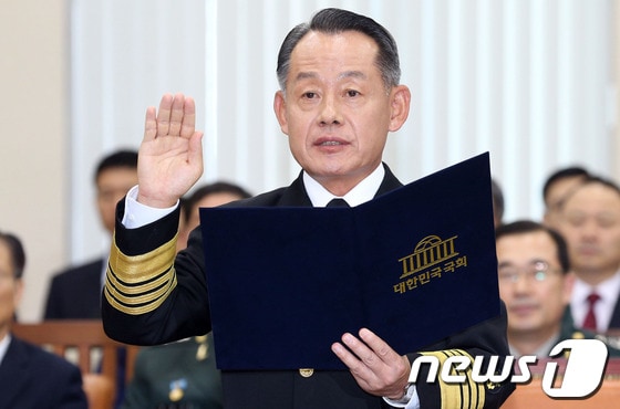 최윤희 합참의장 후보자가 11일 오전 서울 여의도 국회에서 열린 국방위원회 인사청문회에서 선서를 하고 있다. 2013.10.11/뉴스1 © News1 허경 기자