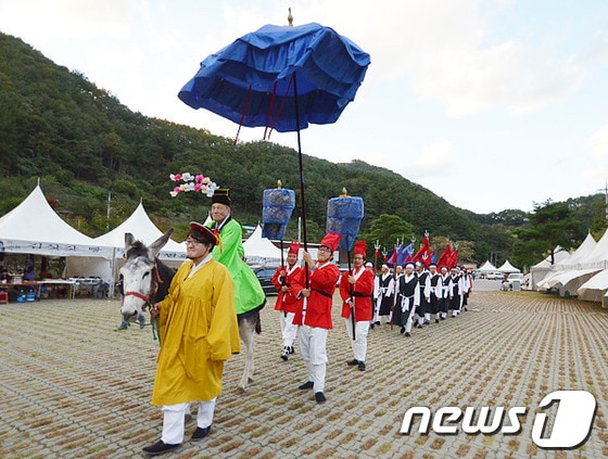 11일 강원 영월군 김삿갓면 와석리 김삿갓유적지 일원에서 열린 '제16회 김삿갓 문학제'에서 급제자 축하 행렬이 이어지고 있다. 2013.10.11/뉴스1 ⓒ News1 하중천 기자