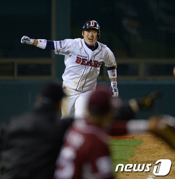 &#39;2013한국야쿠르트 세븐 프로야구&#39; 준플레이오프&#40;PO&#41; 3차전 두산 베어스와 넥센히어로즈의 경기가 11일 서울 잠실야구장에서 열렸다.두산 14회말 무사 1,3루 상황 이원석이 끝내기 안타를 날린 후 환호하고 있다. 2013.10.11/뉴스1 © News1 이동원 기자