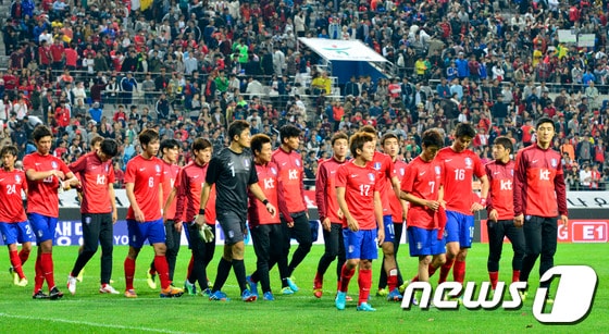 12일 오후 서울 마포구 서울월드컵경기장에서 열린 하나은행초청 대한민국 국가대표팀과 브라질 국가대표팀과의 평가전에서 2-0으로 패한 대한민국 축구 대표팀이 경기장을 나오고 있다.2013.10.12/뉴스1 © News1   최영호 기자