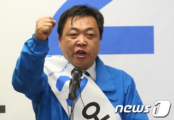 경기 화성갑 재보선에 출마한 오일용 후보가 지난 13일 경기 화성시 봉담읍에서 열린 오 후보의 선거사무실 개소식에서 출마의 변을 밝히고 있다. 2013.10.13/뉴스1 © News1 송원영 기자