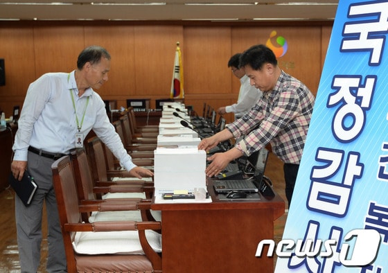 박근혜 정부 첫 국정감사를 하루 앞둔 13일 오후 서울 계동 보건복지부 국정감사장에서 관계자들이 막바지 준비로 분주하다. 2013.10.13/뉴스1 © News1   박철중 기자
