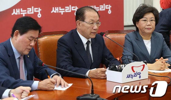 황우여 새누리당 대표가 14일 오전 서울 여의도 국회에서 열린 최고위원회의에서 모두 발언을 하고 있다. 황 대표는 이날 회의에서 국정감사와 관련, 