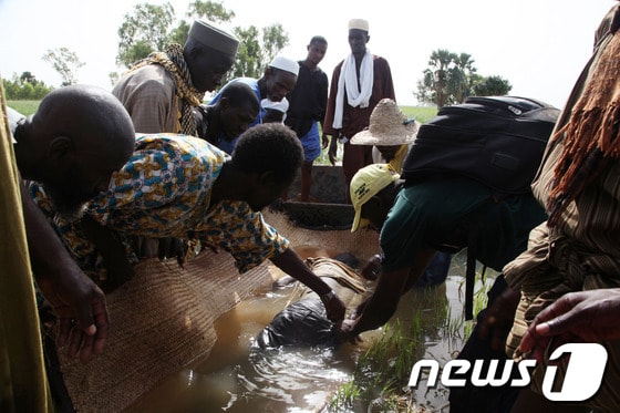 13일(현지시간) 말리 니제르강에서 발생한 여객선 침몰사고로 인해 최소 39명이 사망했다. 사고지역 인근 코우비 주민들이 사망자의 시신을 수습하고 있다.© AFP=News1