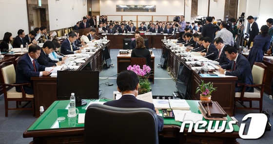 박근혜 정부 들어 첫 국정감사가 열린 14일 서울 세종로 정부서울청사에서 안전행정부에 대한 국정감사가 진행되고 있다. 2013.10.14/뉴스1 © News1   유승관 기자