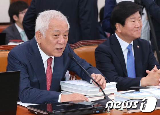 김한길 민주당 대표가 14일 오전 서울 여의도 국회에서 열린 외교통일위원회 국정감사에서 인사말을 하고 있다. 2013.10.14/뉴스1 © News1 송원영 기자