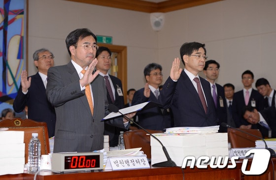 차한성 법원행정처장을 비롯한 관계자들이 14일 오전 서울 서초구 대법원에서 열린 국정감사에서 선서하고 있다. © News1 이동원 기자