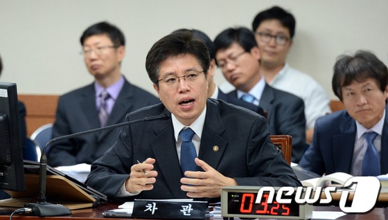 이영찬 보건복지부 차관이 14일 오전 서울 종로구 계동 보건복지부에서 열린 국회 보건복지위원회의 보건복지부에 대한 국정감사에서 의원들의 질의에 답변하고 있다. 이번 국정감사는 국회 16개 상임위가 630개 기관을 감사하는 헌정 사상 최대 규모로 다음 달 2일까지 20일 동안 진행된다. 2013.10.14/뉴스1 © News1   양동욱 기자